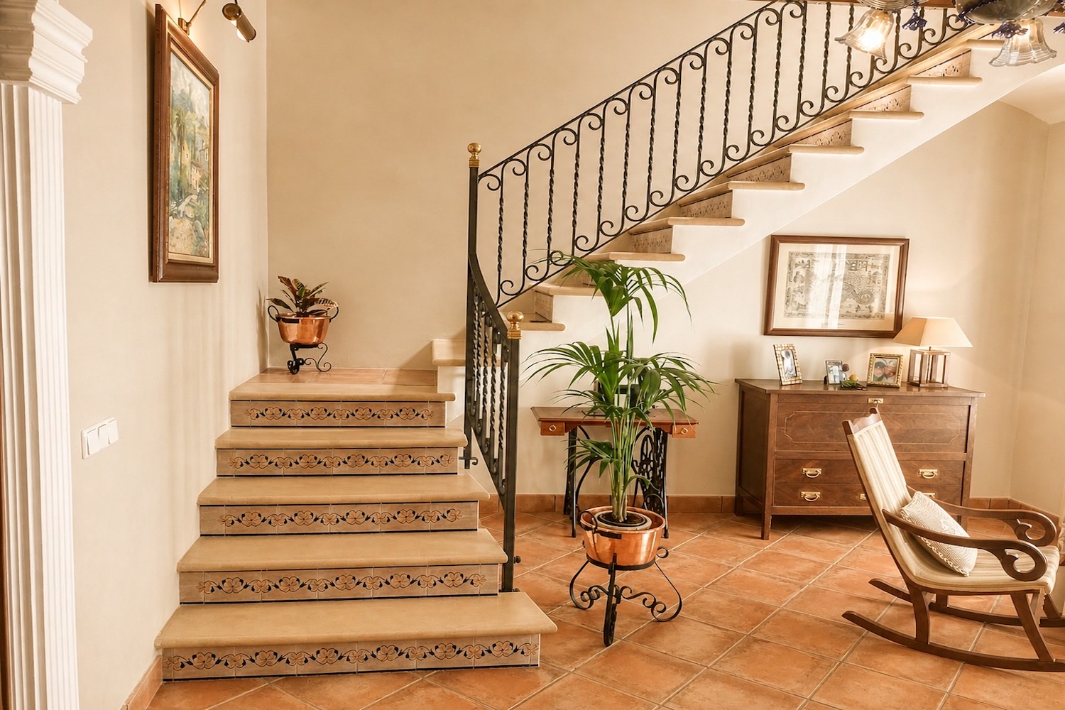Elegante Treppe mit Fliesen und Schmiedeeisen – repräsentativer Auftakt