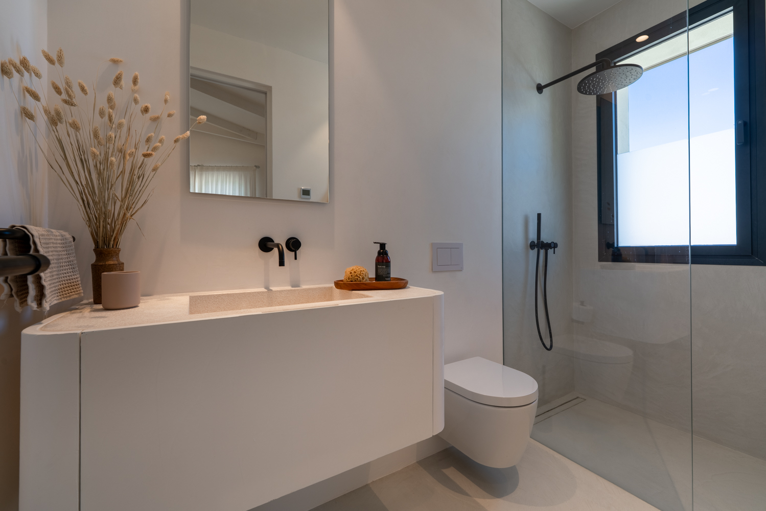 Eines von 3 Badezimmer
