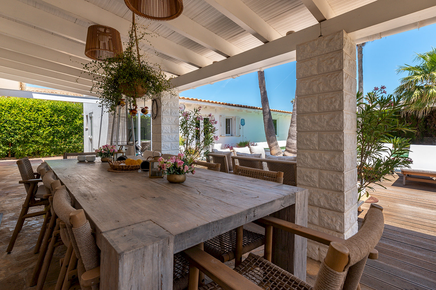 Villa hinten überdachte Terrasse