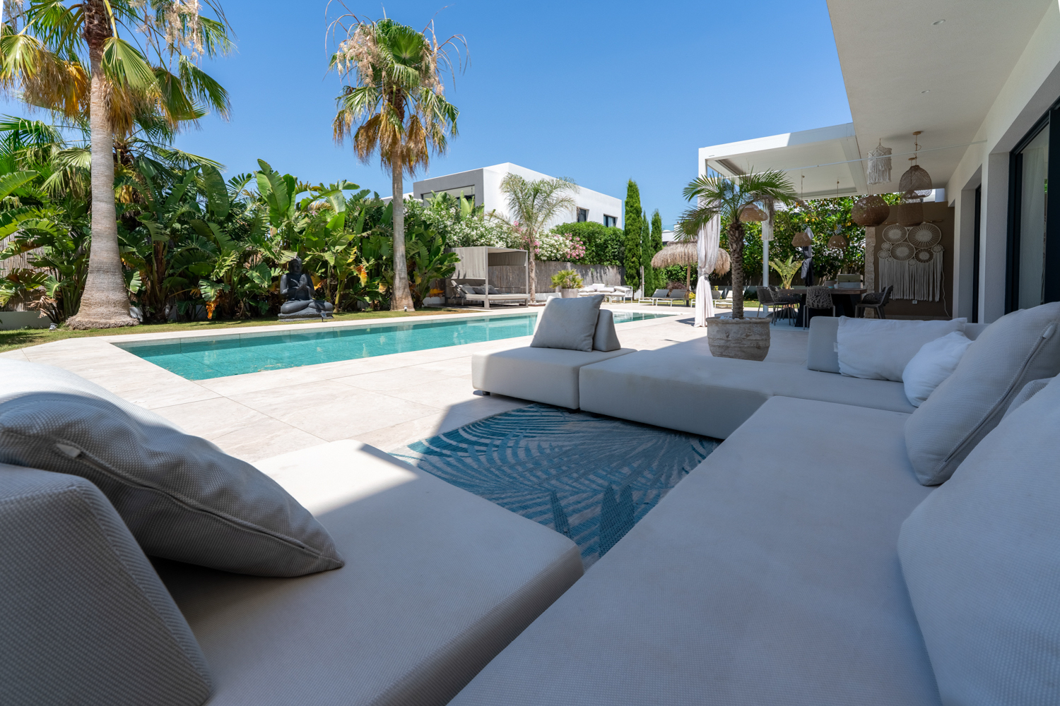 Überdachte Terrasse mit Loungebereich