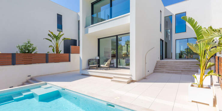 Moderne Luxusvilla mit Pool und Panoramablick zum Erstbezug
