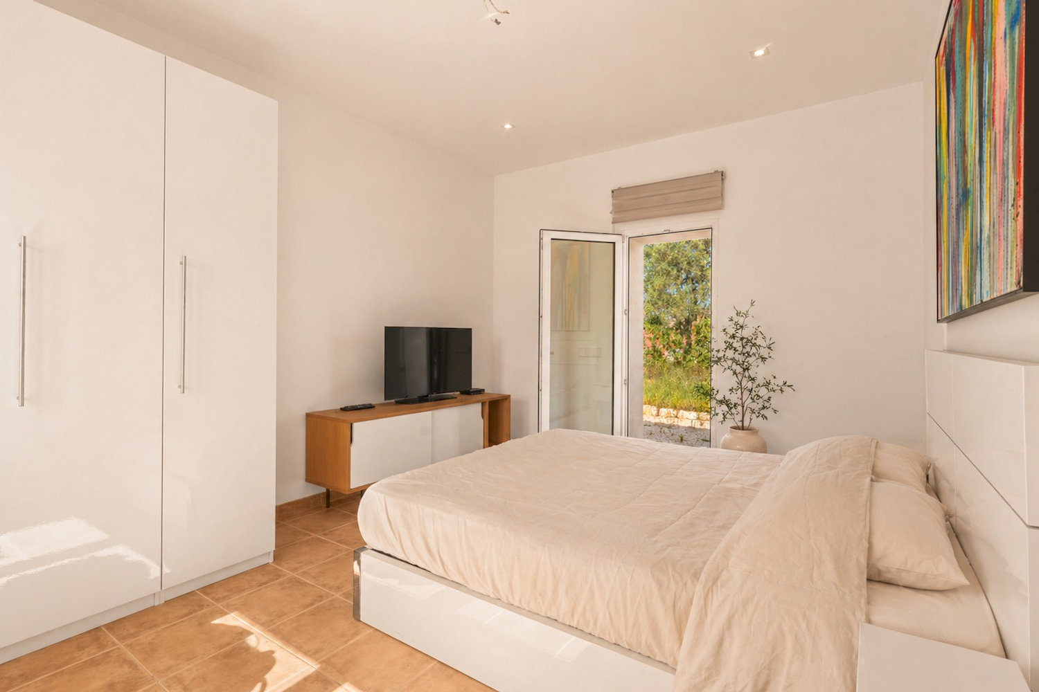 Elegantes Schlafzimmer mit klarer Linienführung und ruhiger Atmosphäre
