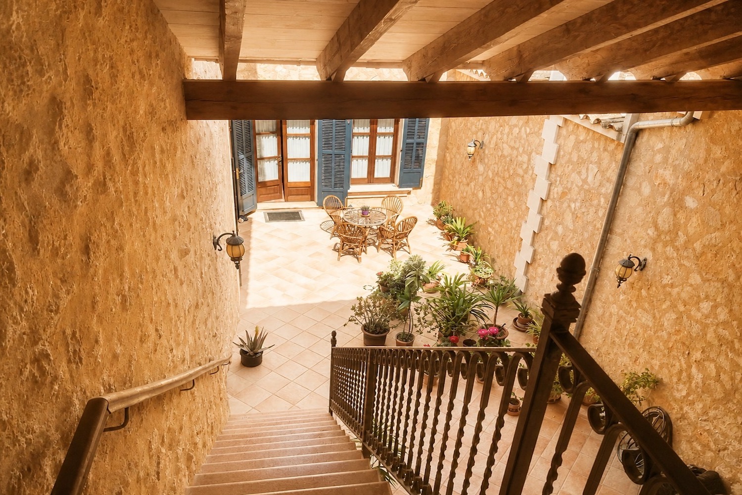 Blick in den Patio – architektonisch reizvoll und atmosphärisch
