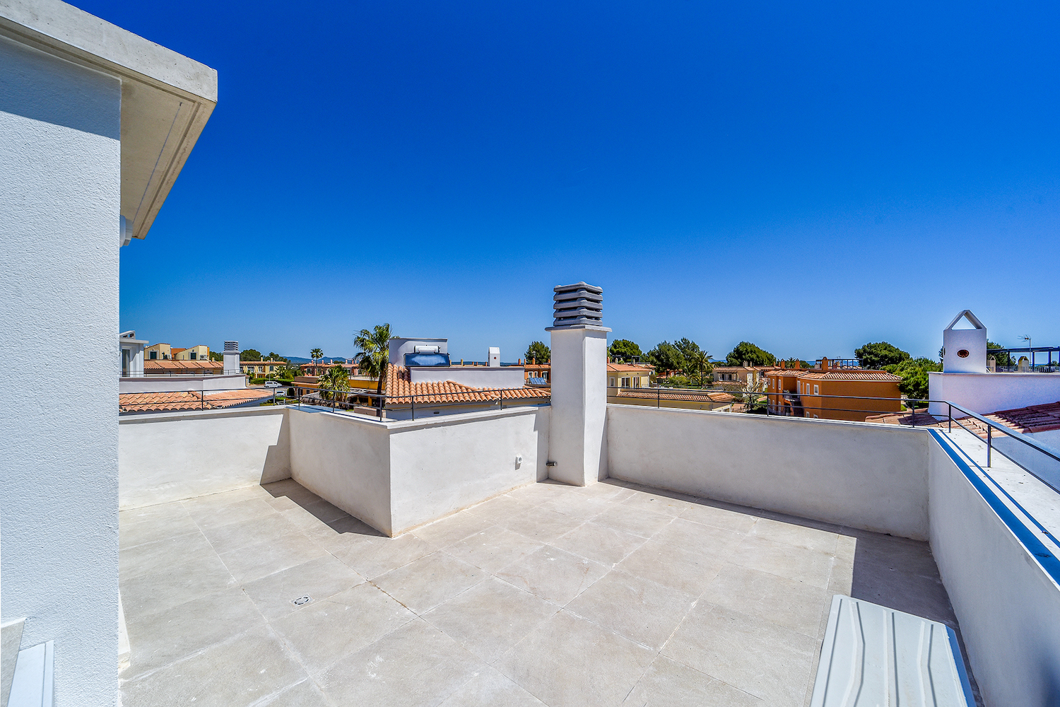 Großzügige Dachterrasse mit offenem Blick über die Wohnanlage und die umliegende Umgebung