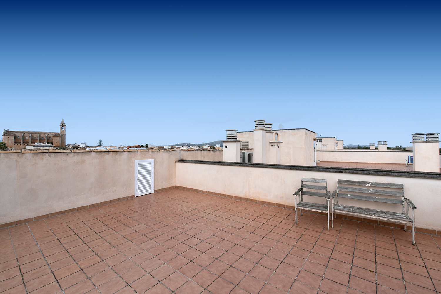Sonnige Gemeinschaftsdachterrasse mit Weitblick