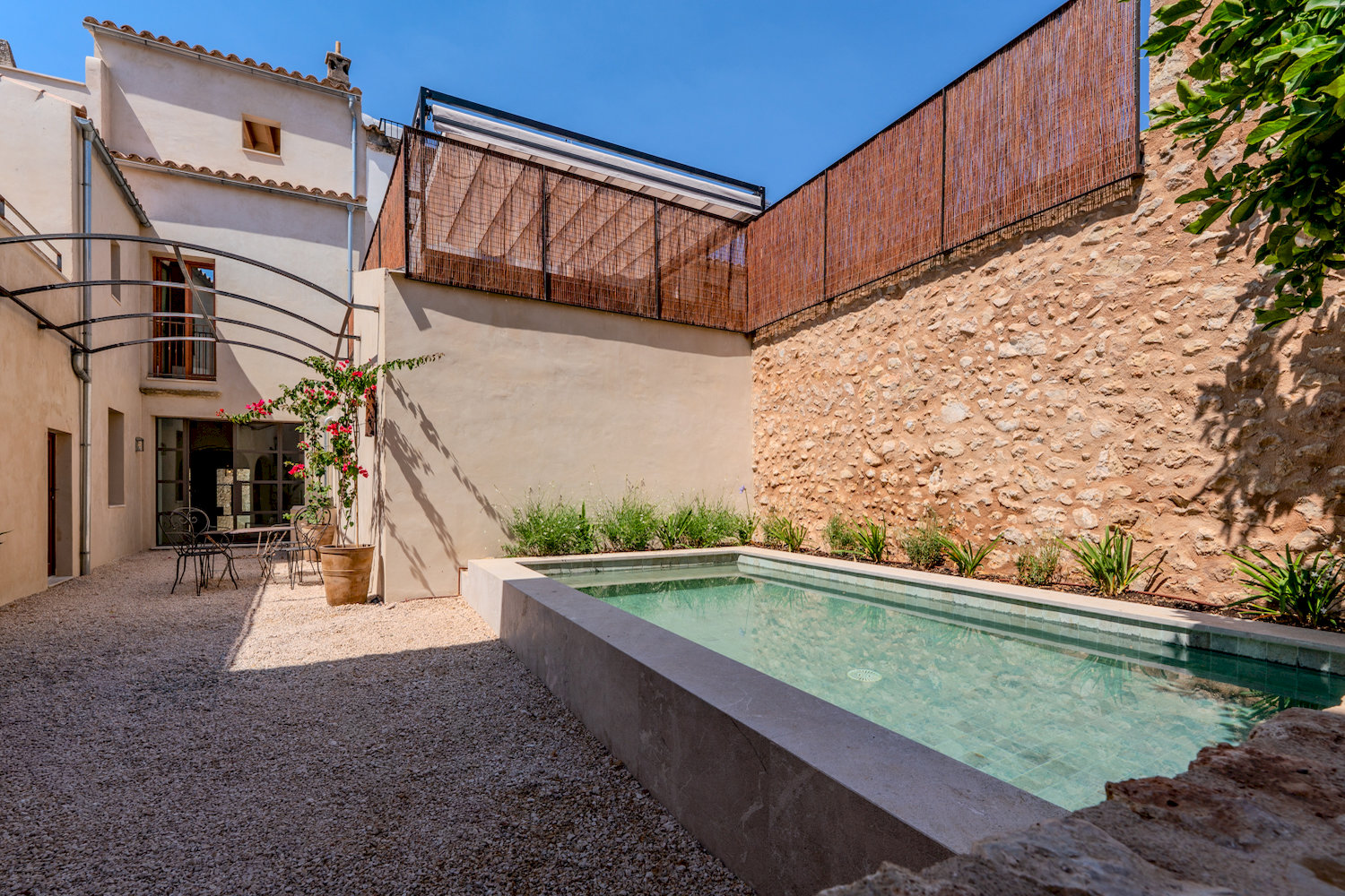 Pool für heiße Tage im Patio
