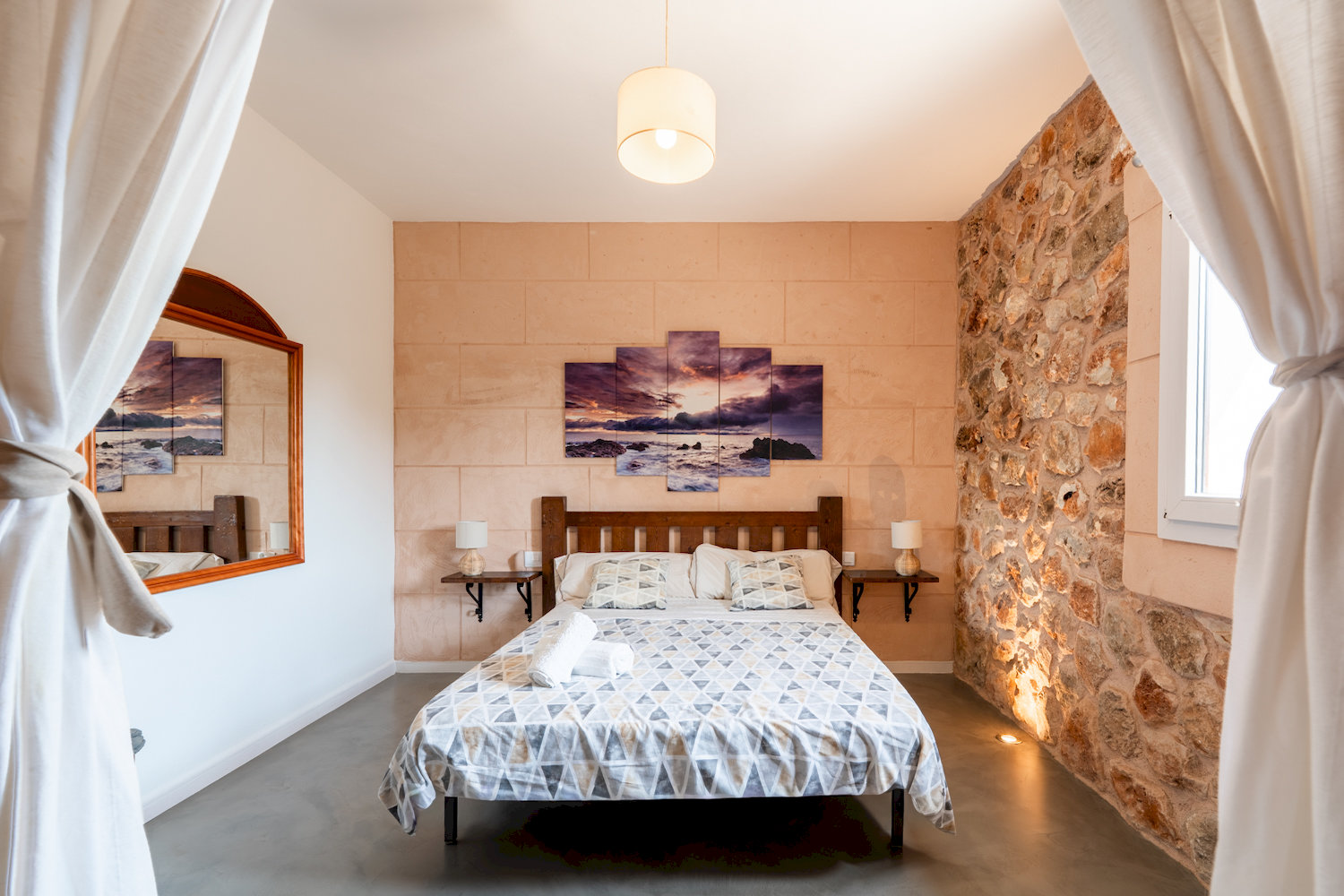 Stilvolles Schlafzimmer mit Natursteinakzenten