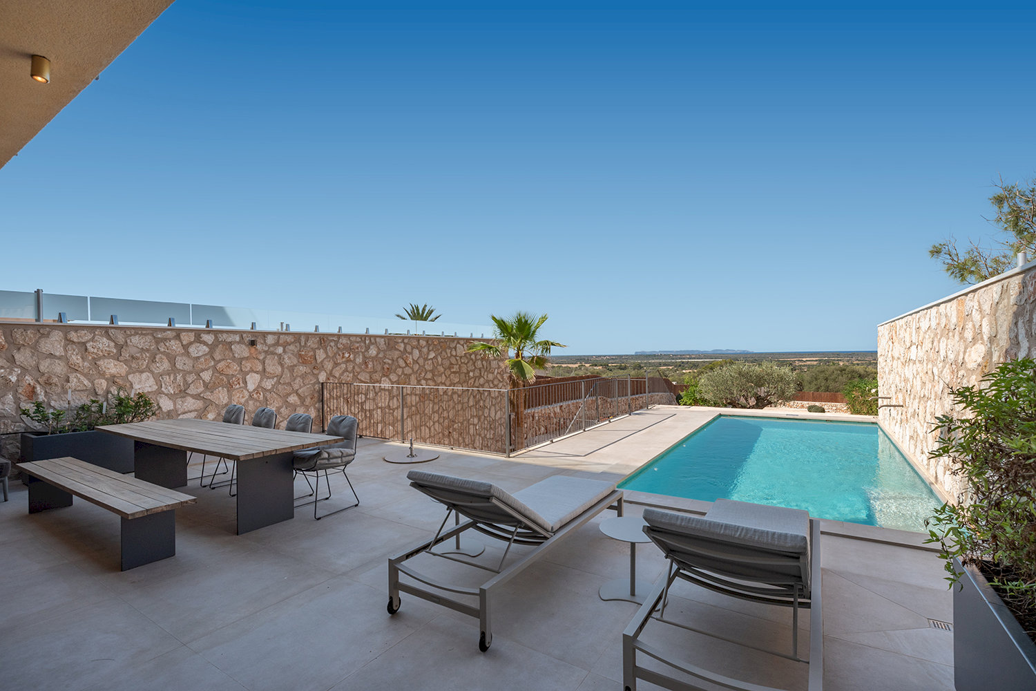 Mediterranes Neubau-Stadthaus mit Blick bis Cabrera und Pool in Ses Salines