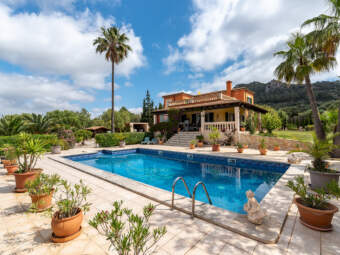 Mediterrane Finca mit herrschaftlichem Pool und ruhigem Bergblick bei Llucmajor