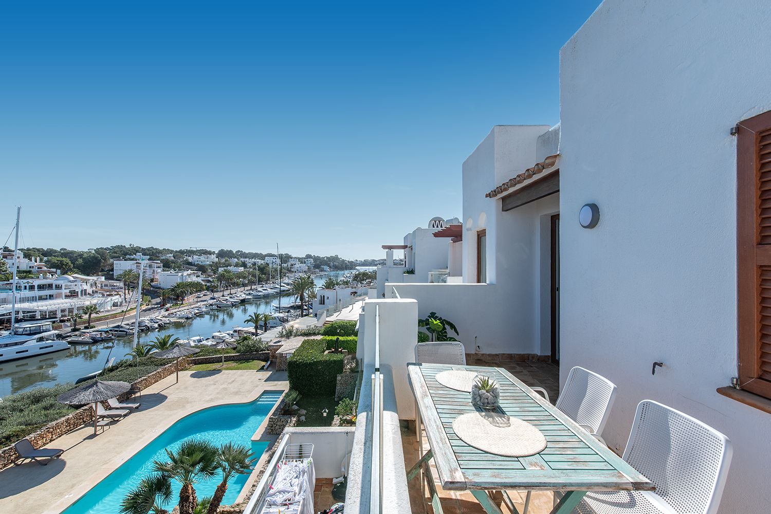 Terrasse mit Hafenblick und Pool