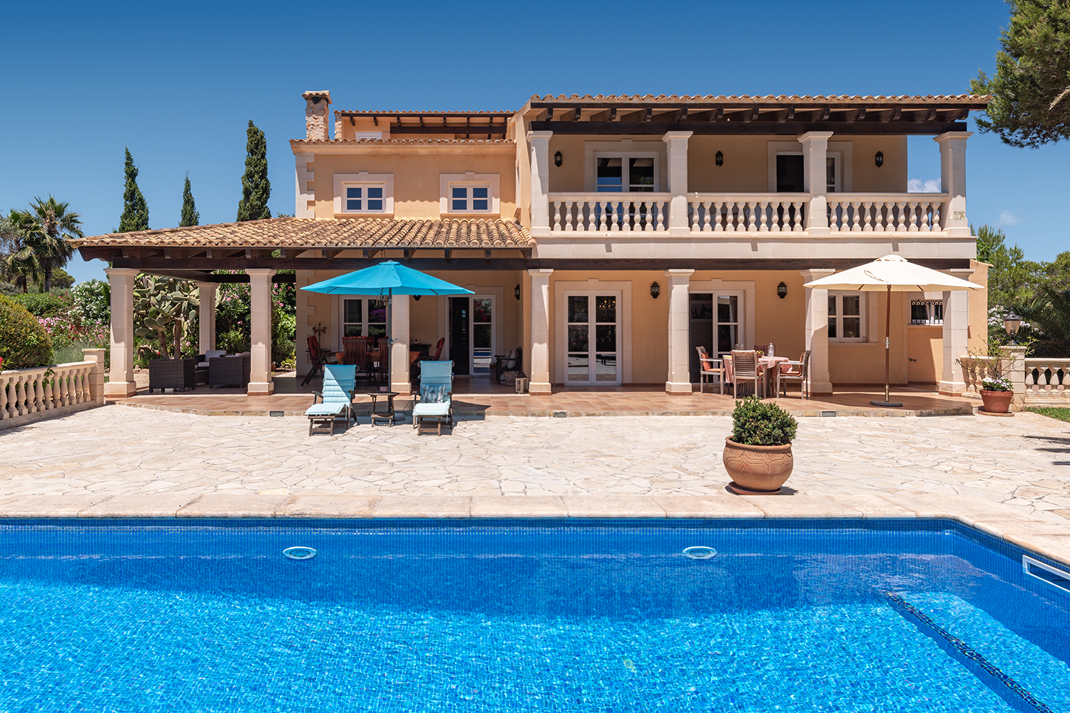 Ansicht Villa und Pool