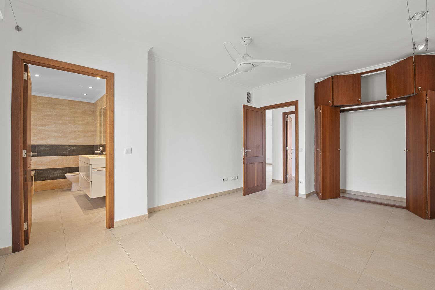 Großzügiges Schlafzimmer mit Bad en suite und Einbauschrank