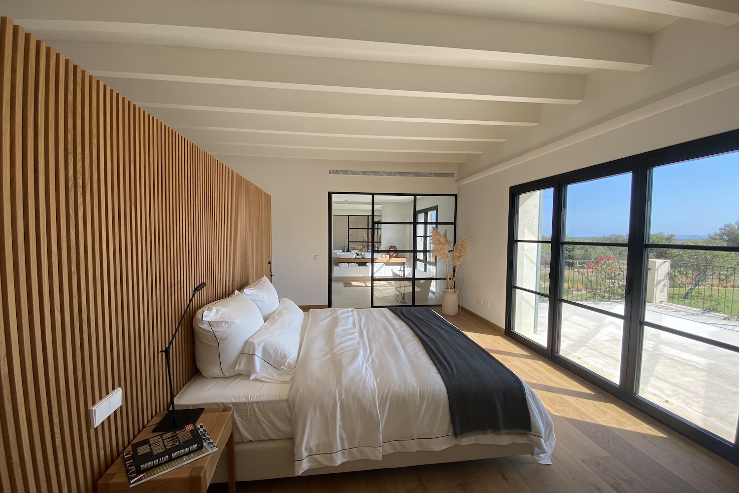 Masterschlafzimmer mit Zugang zur Terrasse