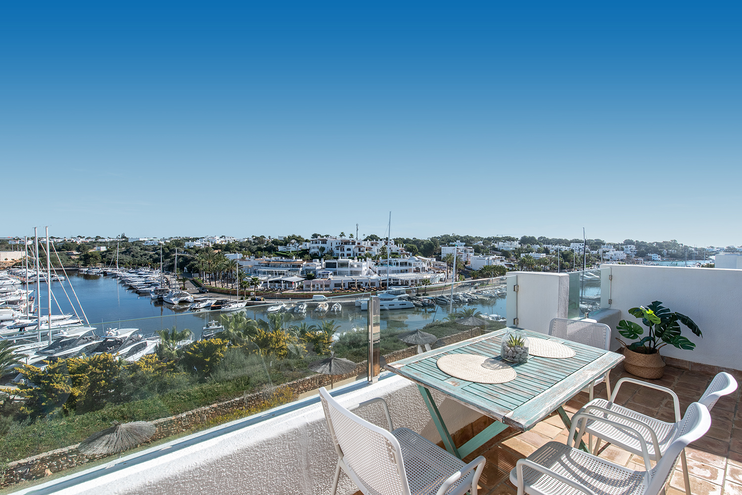 Terrasse mit Esstisch und Blick auf die Marina