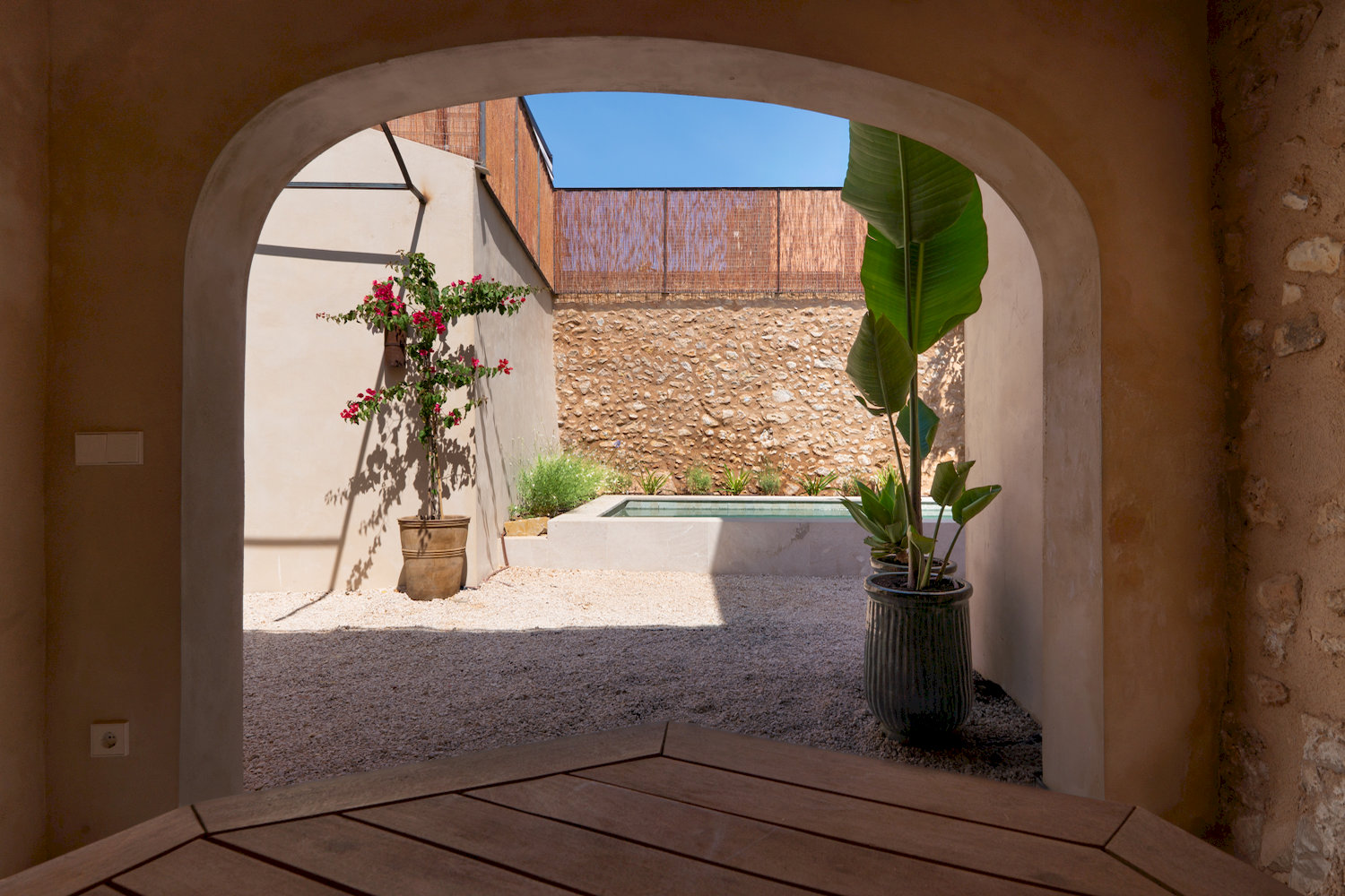 Steinbogenzugang zum Patio