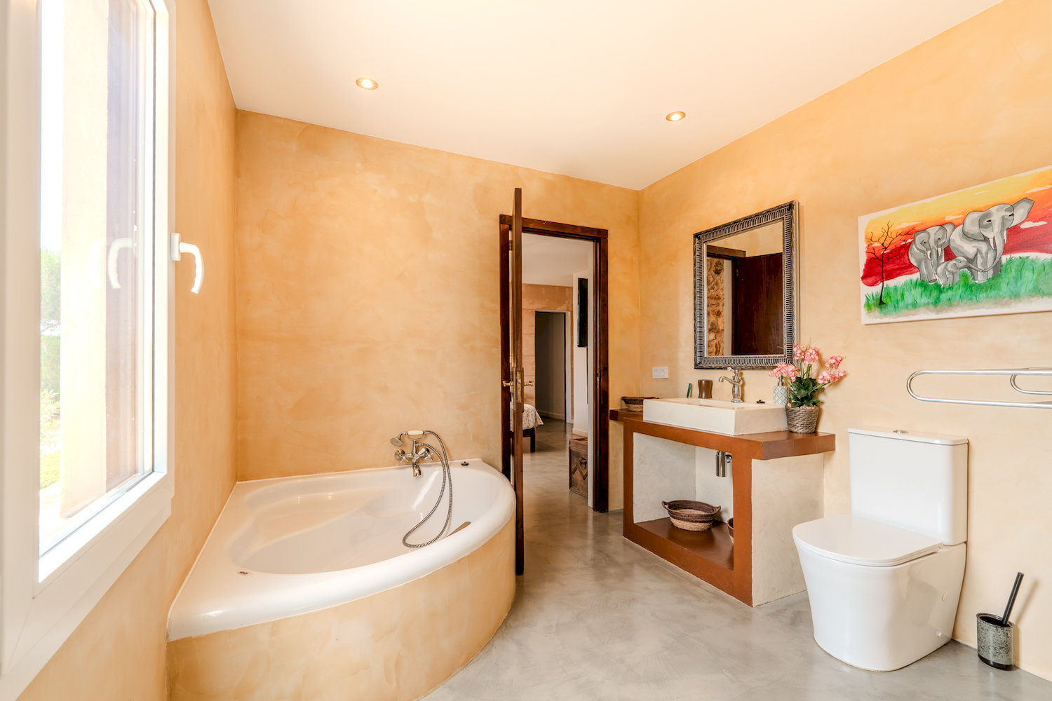 Großzügiges Badezimmer mit Badewanne