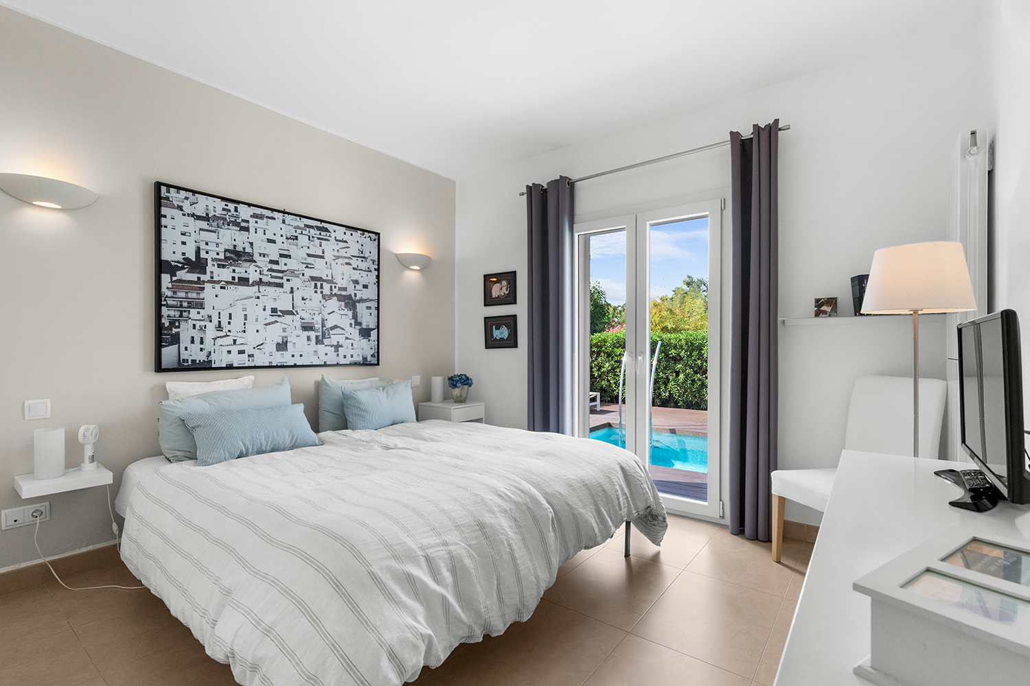 Helles Doppelschlafzimmer mit direktem Poolzugang