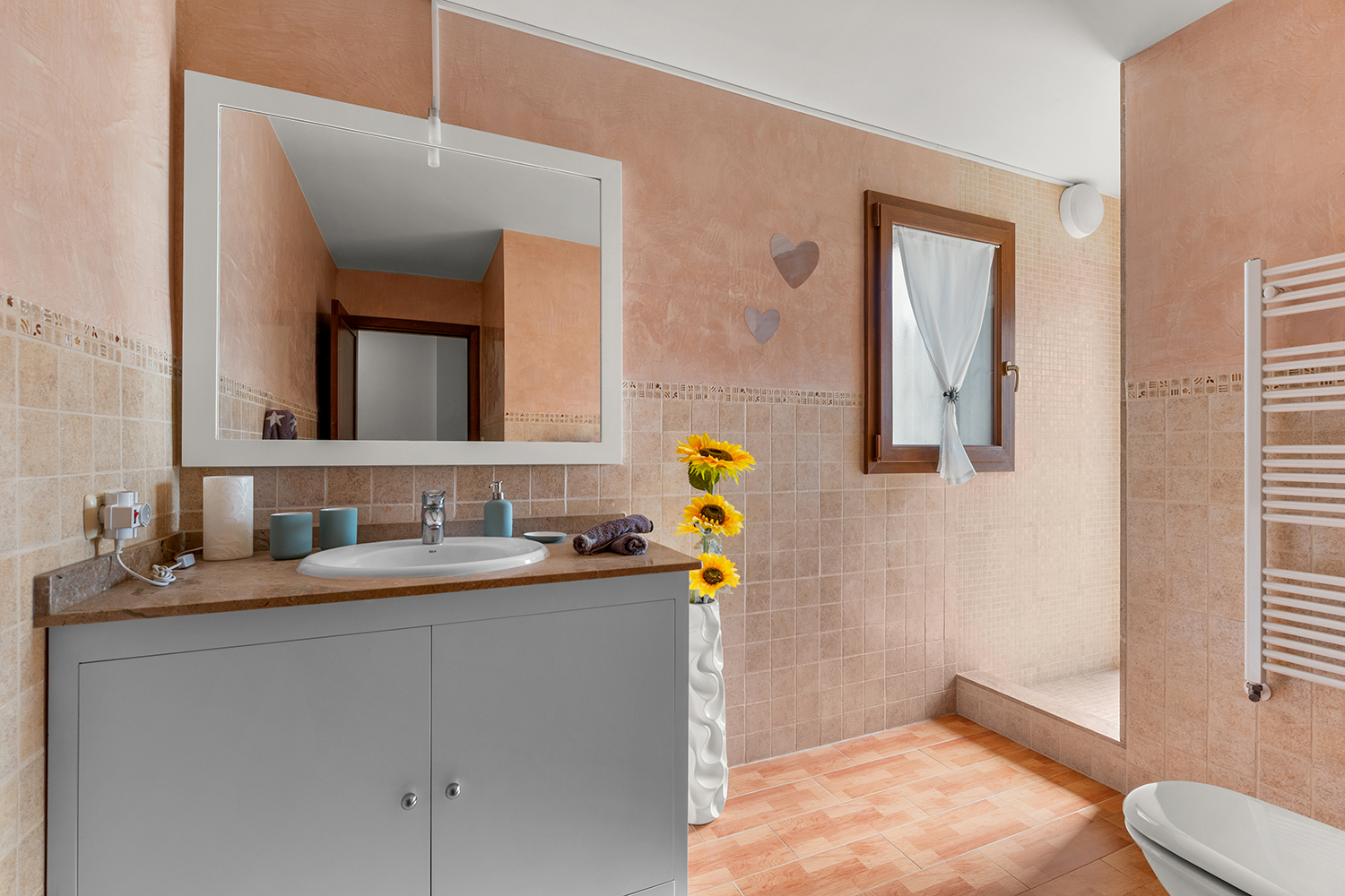 Elegantes Duschbad mit bodengleicher Walk-in-Dusche
