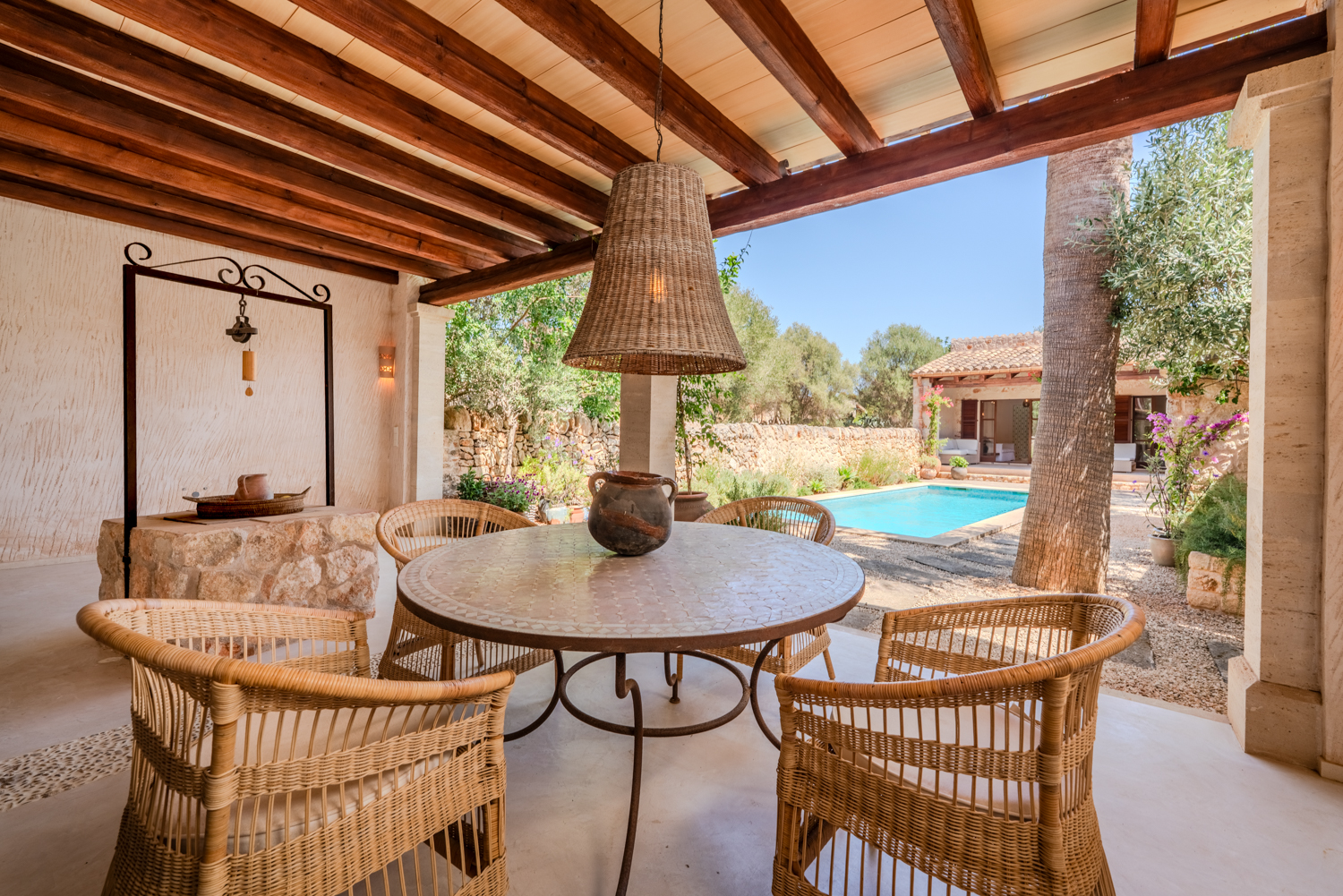 Überdachte Terrasse mit Blick in den Garten