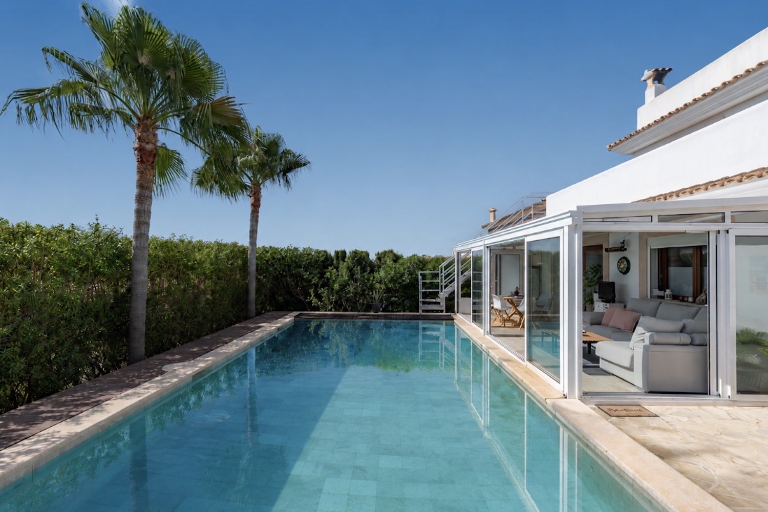 Privater Pool in mediterranem Palmenambiente