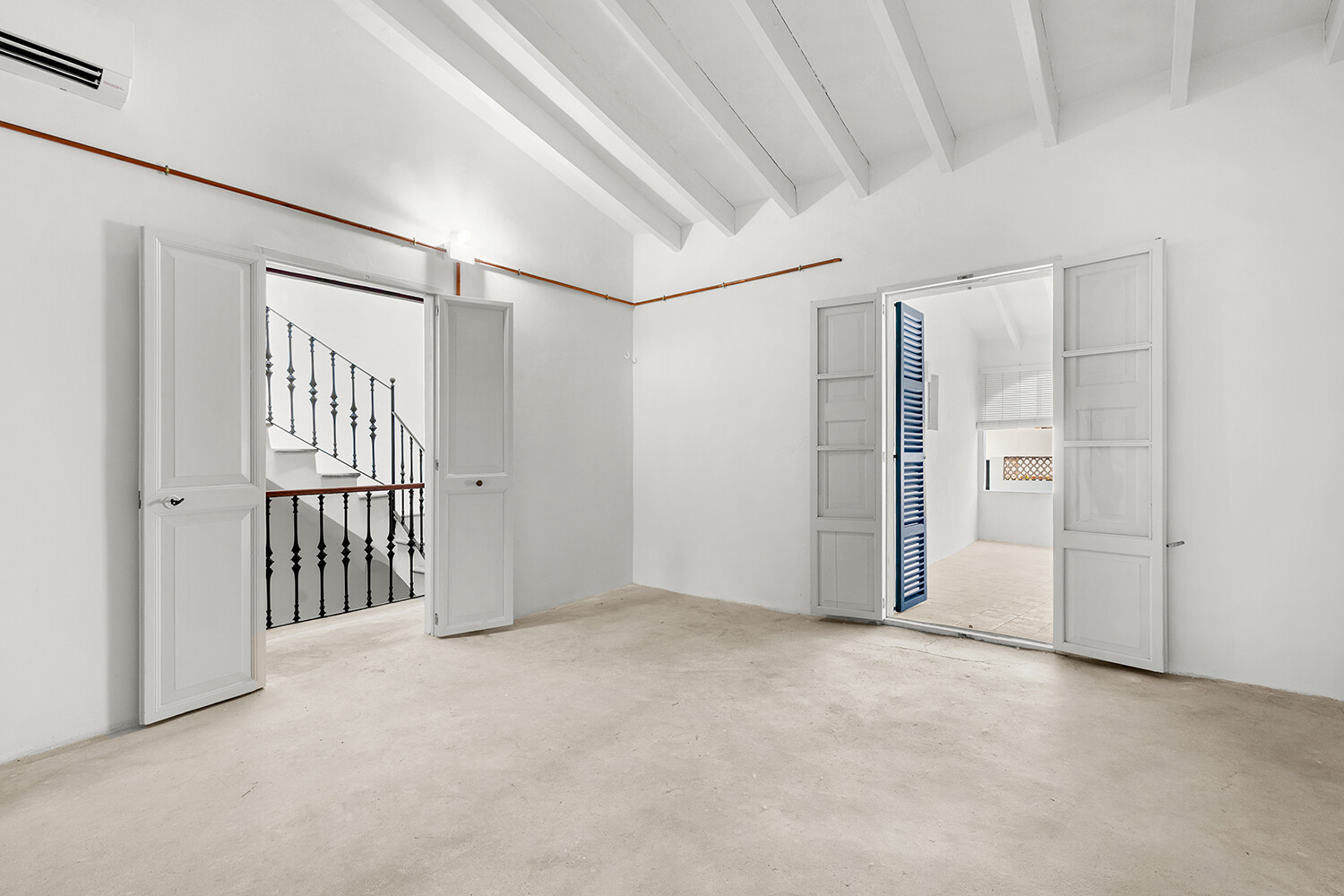 Großzügiger, noch individuell gestaltbarer Raum im Obergeschoss mit sichtbarer Balkendecke und Zugang zum Balkon