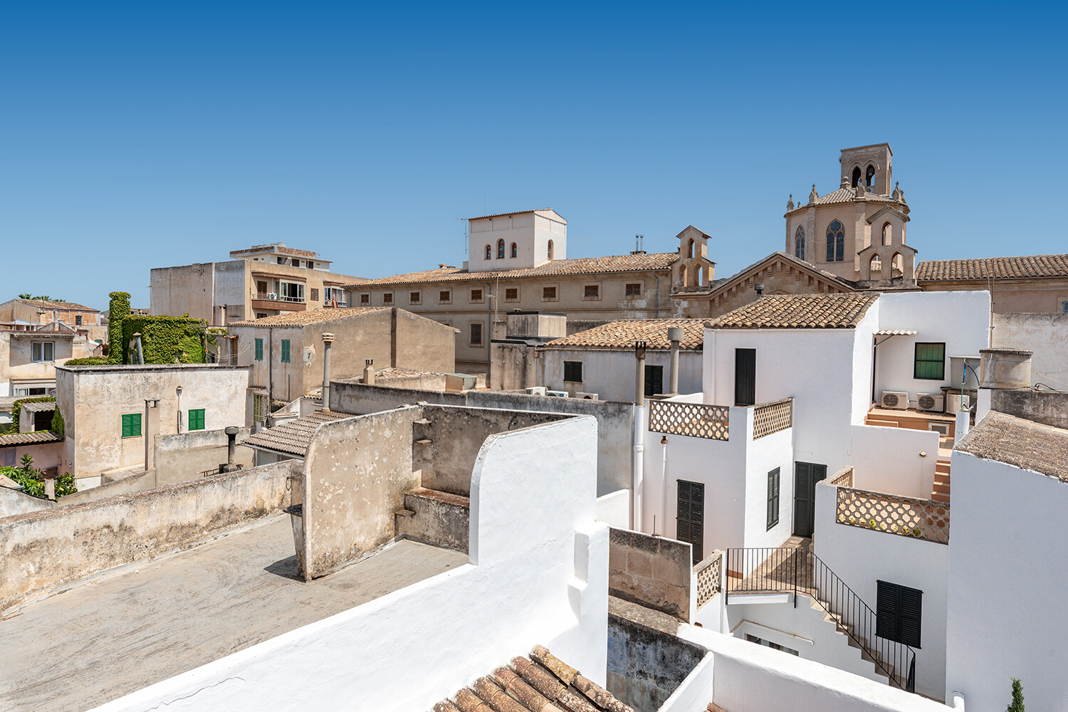 Panoramablick von der Dachterrasse über die Dächer und historischen Bauwerke von Felanitx