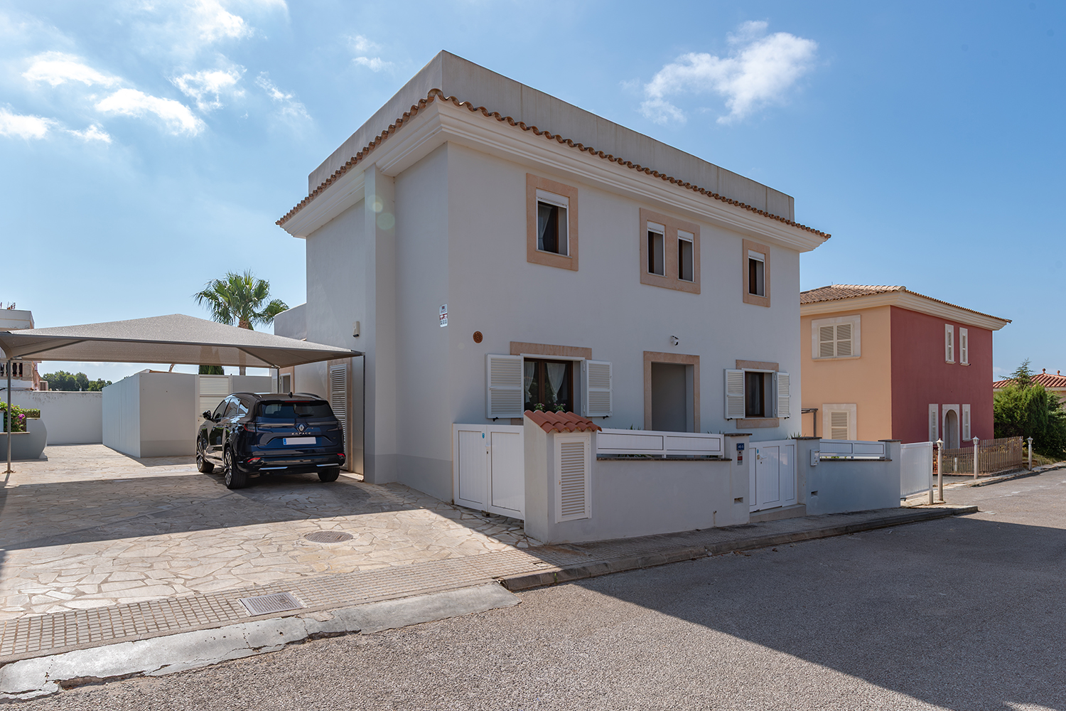 Gepflegte Villenfassade mit überdachtem Stellplatz