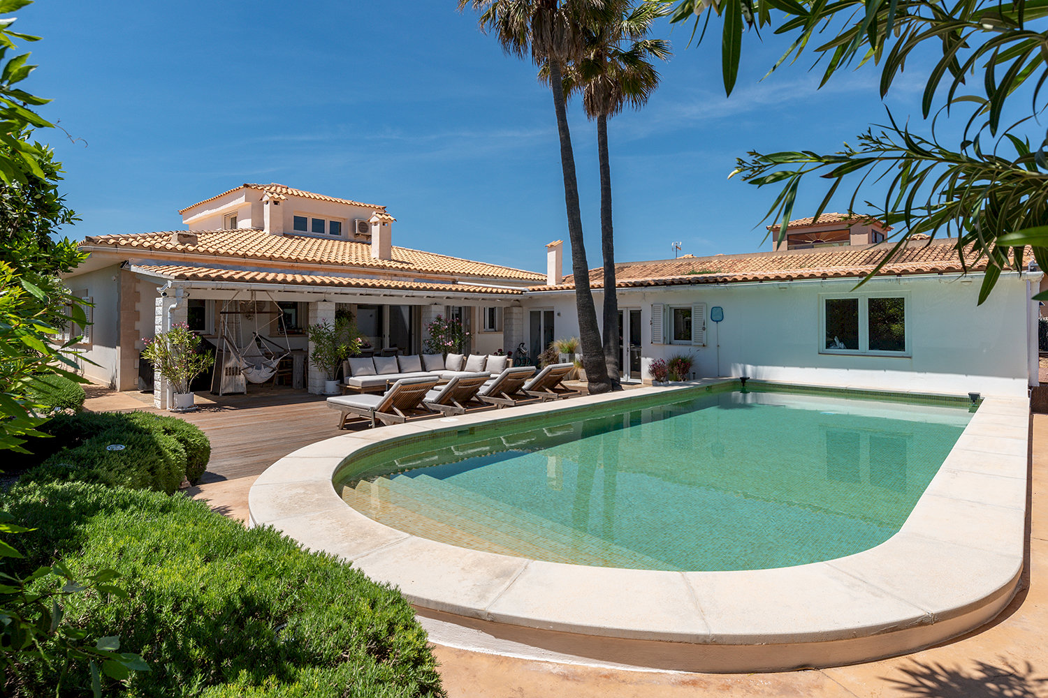 Villa mit Pool und Poolhause