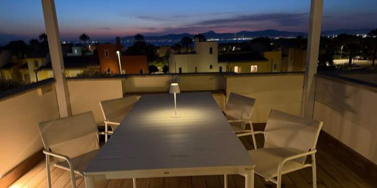Mediterranes Wohnen mit Meerblick – Eck-Doppelhaushälfte mit Garten, Dachterrasse und Gemeinschaftspool