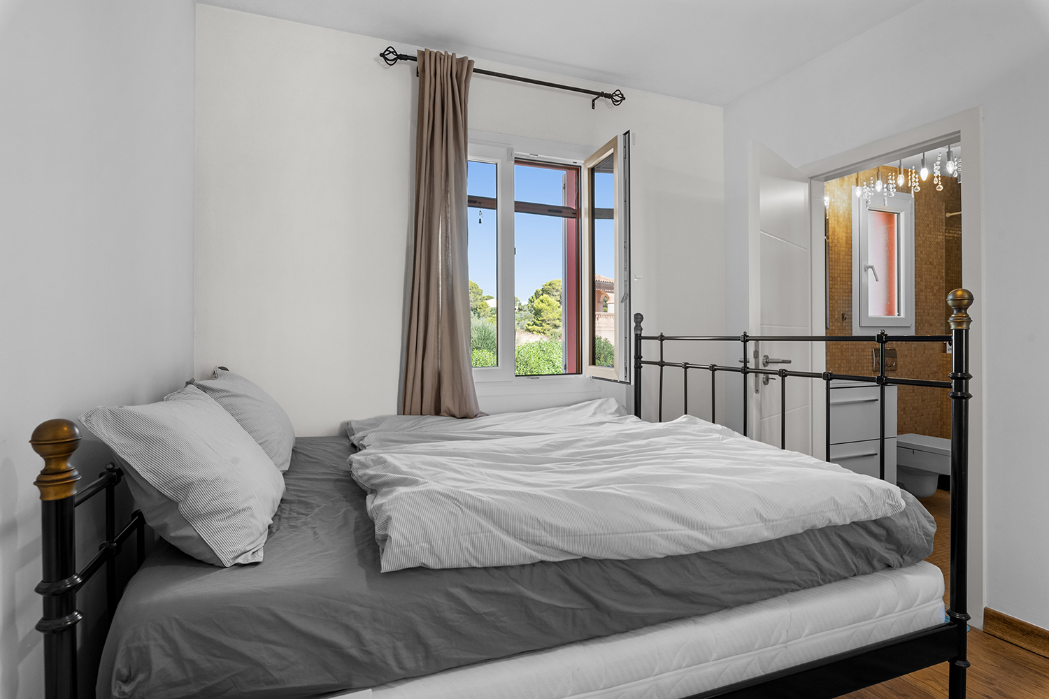 Schlafzimmer oben mit Bad ensuite